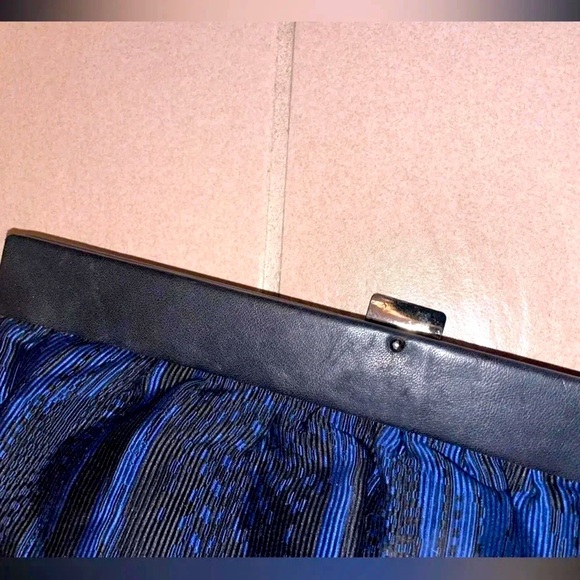 - VINTAGE COLE HAAN COLLECTION LINEN BLUE/BLACK LEATHER TOP FRAME CLUCH - Picture 4 of 9